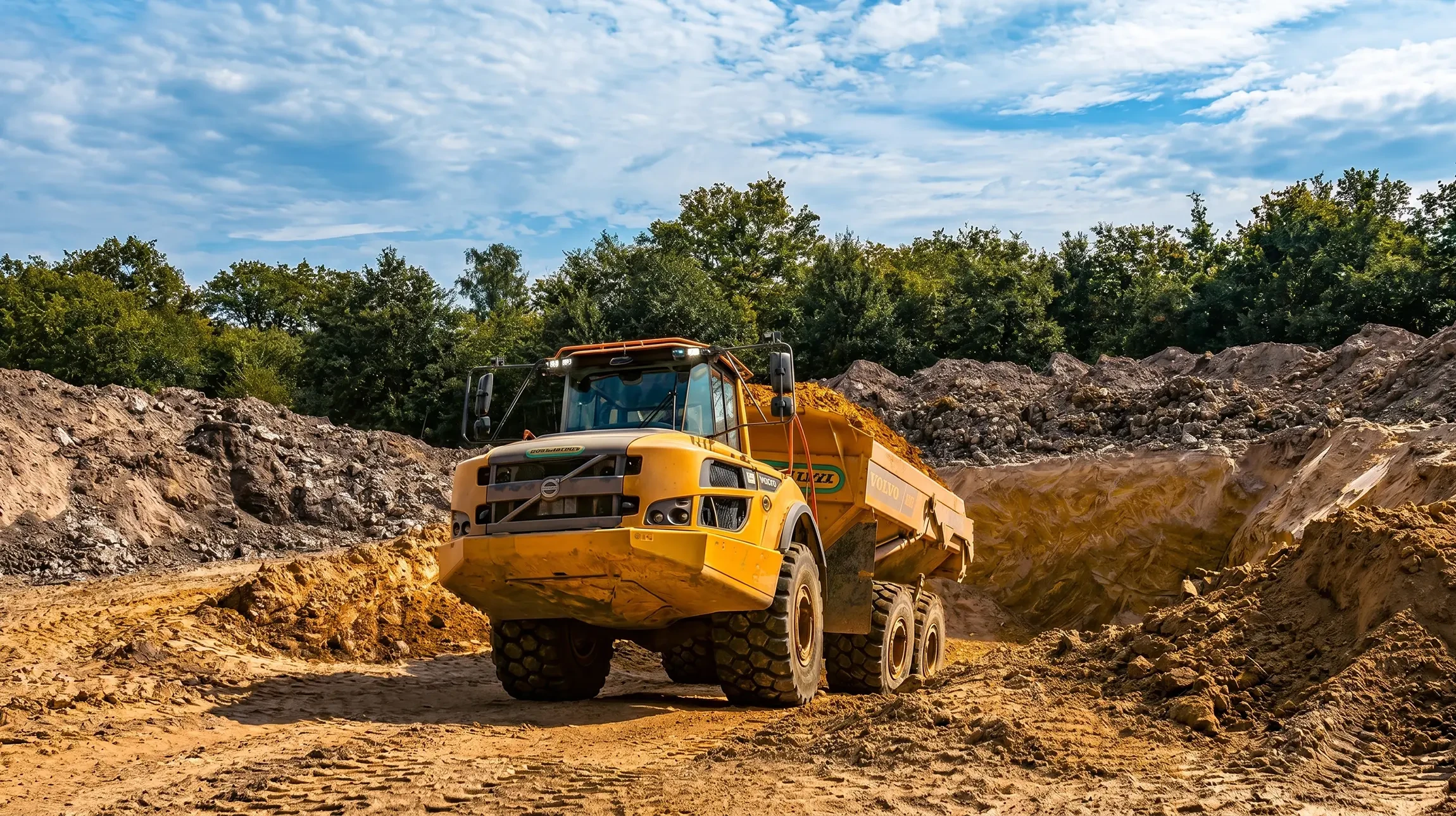 Chantier de terrassement en plein air avec pelleteuses hydrauliques jaunes en activité